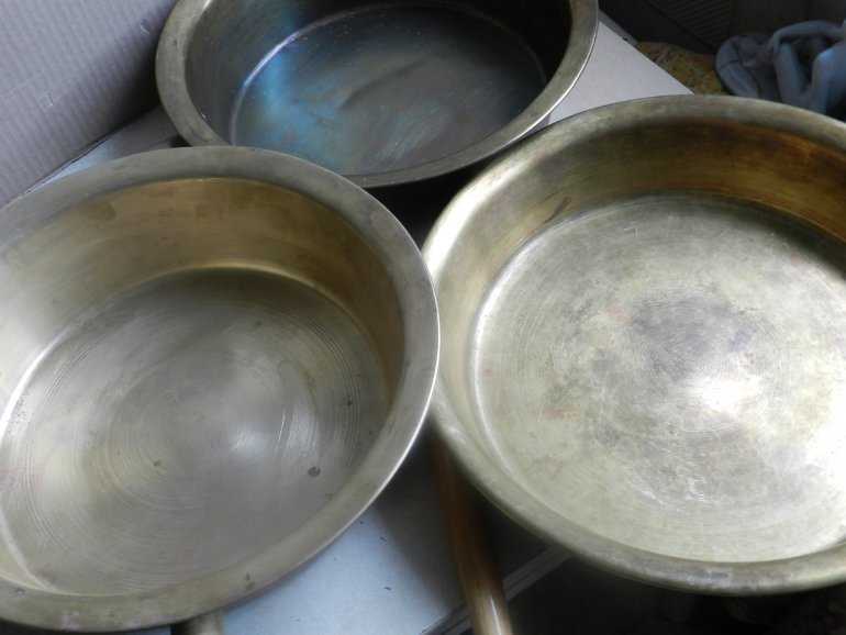 Можно готовить в алюминиевой посуде. Алюминиевая посуда для варенья. Посуда для варки рыбы эмалированная. Эмалированный тазик для варки варенья. Чашка алюминиевая для варенья.