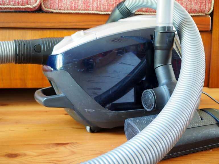 vacuum cleaner 2717154 1280