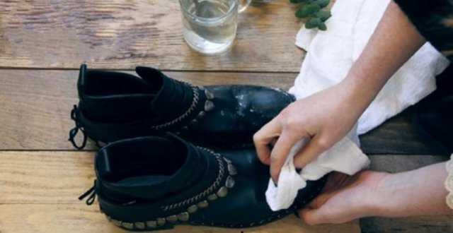 Черные замшевые туфли, сапоги и кроссовки: как восстановить и убрать  потертости на обуви, чем смягчить после стирки в домашних условиях, как  вернуть цвет и обновить замшу, если стерлась