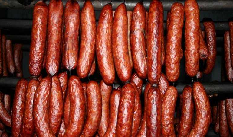 Как хранить колбасу в холодильнике или морозилке долго