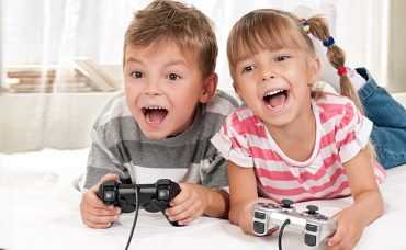 дети играют в компьютерные игры