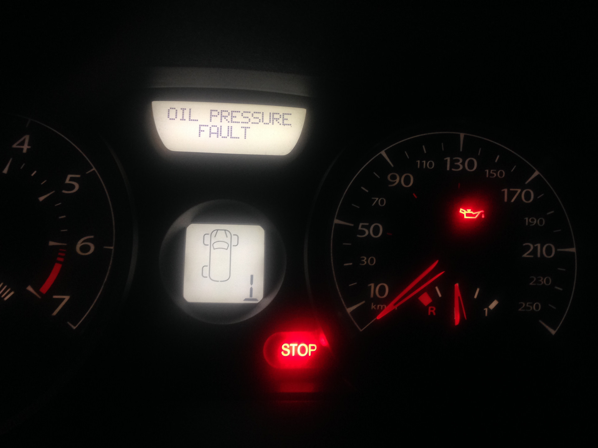 Рено Меган 2 oil pressure fault – это сообщение об ошибке, которое может появиться на панели приборов вашего автомобиля Рено Меган 2 Это сообщение