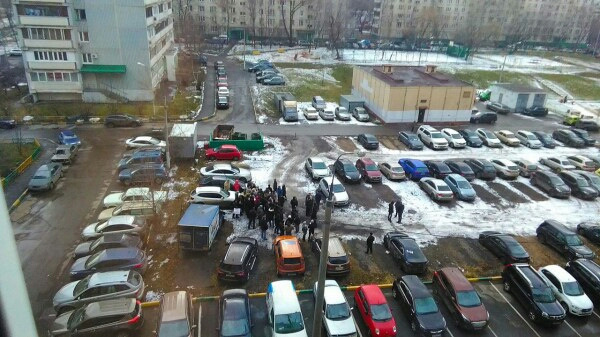 Как решить проблему запаркованных дворов?